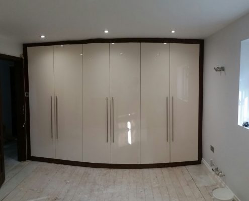 There is no room in any house, apartment or office area which cannot use a bespoke wardrobe. It doesn’t matter the size and it doesn’t matter the shape, space can be fully optimized with the use of fitted wardrobes, from which come the efficiency and beauty of these furniture items, our reasons why we love them, design them and create them.